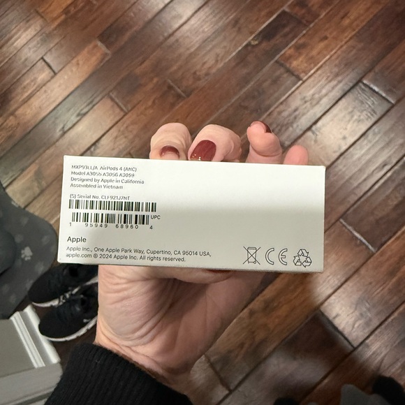 Apple White Wireless Earbuds with Charging Case - Picture 3 of 3